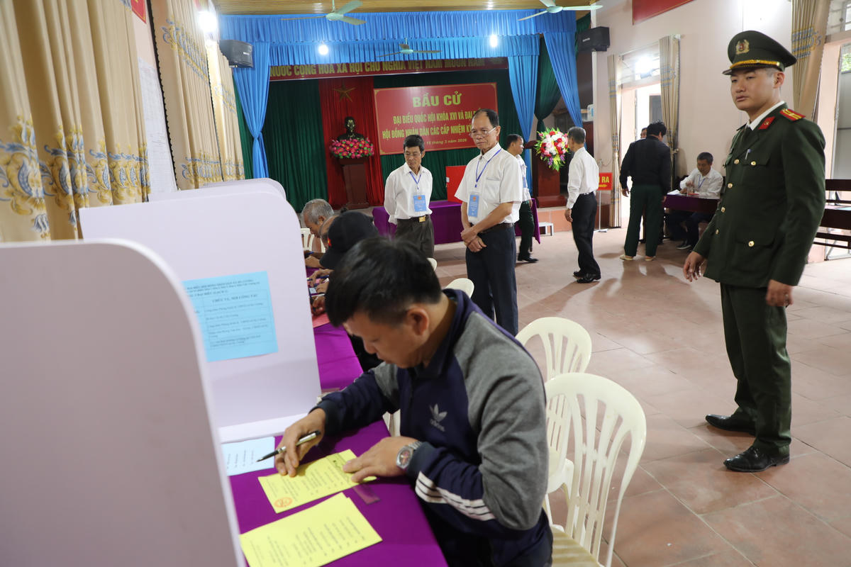 Tại một điểm bỏ phiếu bầu cử ở xã Hy Cương, tỉnh Phú Thọ, các thành viên tổ bầu cử đã làm tốt công việc, nhiệm vụ khi sẵn sàng hỗ trợ cử tri thực hiện quyền và trách nhiệm. Ảnh: Tùng Duy.