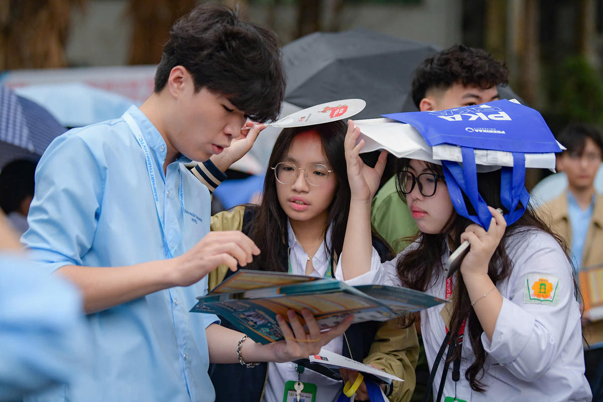 Thí sinh tìm hiểu thông tin tuyển sinh của trường đại học.