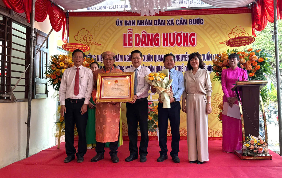 Lễ hội Đình Tân Chánh đón nhận bằng chứng nhận Di sản văn hoá phi vật thể Quốc gia. Ảnh: T.V.