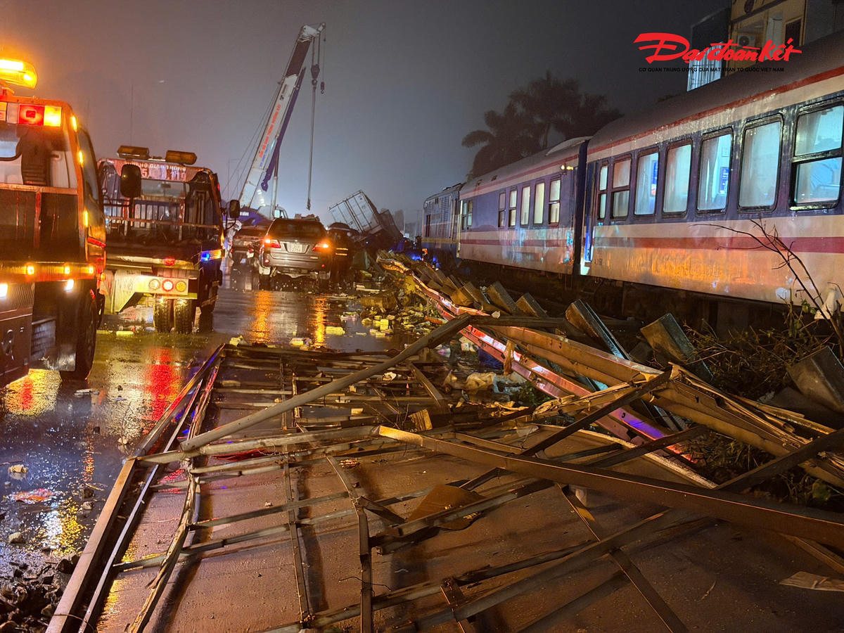 Hình ảnh vụ tai nạn giữa xe tải và tàu hỏa ngày 25/2.