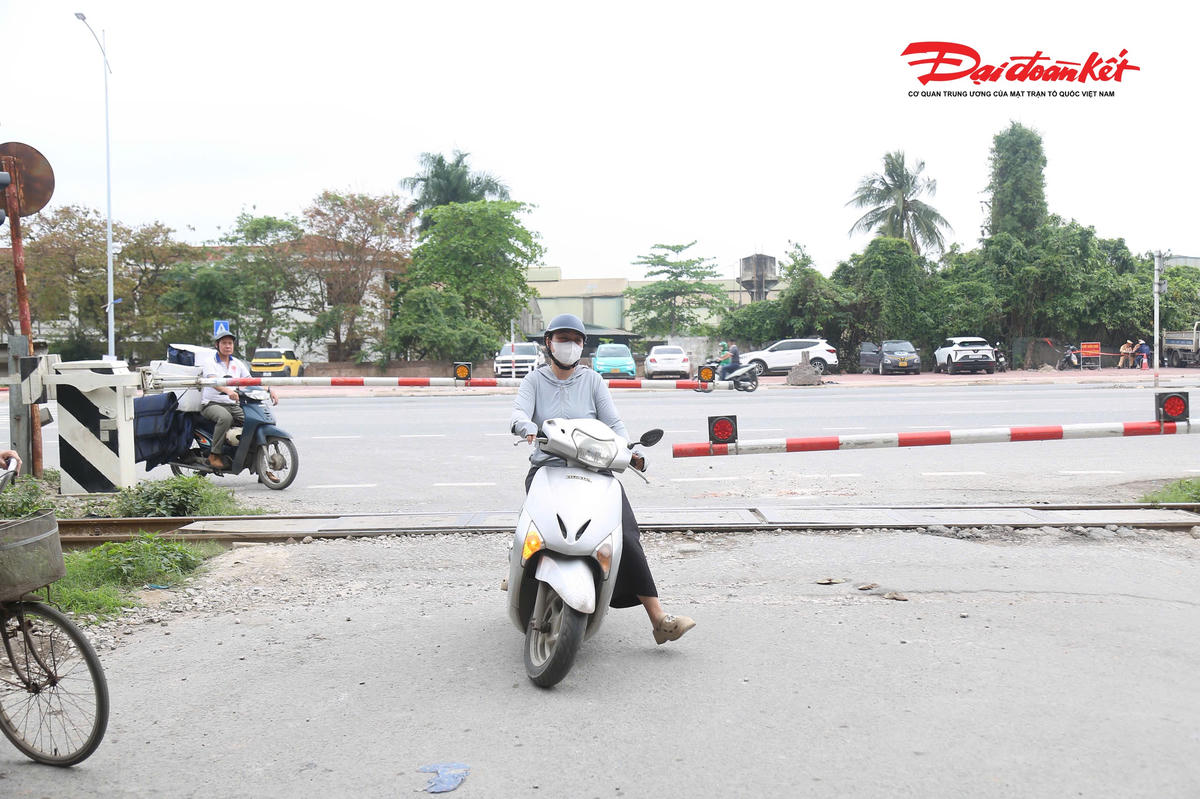 Chị N.T.L cố tình vượt qua khi gác chắn đã hạ và đèn đỏ cảnh báo bật sáng, bất chấp nguy hiểm.