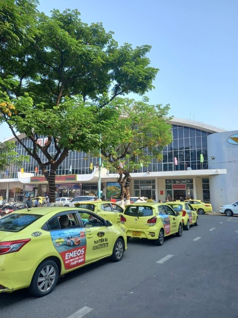 Ngành vận tải hành khách đứng trước xu hướng chuyển đổi phương tiện sử dụng nhiên liệu truyền thống. Ảnh: Nguyễn Tú.