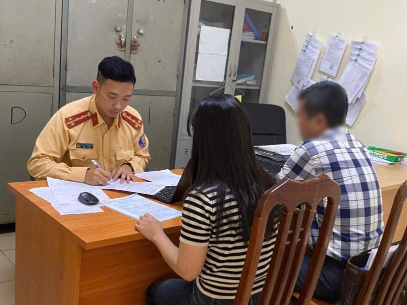 Chị N.T.L tài xế sử dụng điện thoại khi lái xe tại cơ quan Công an.