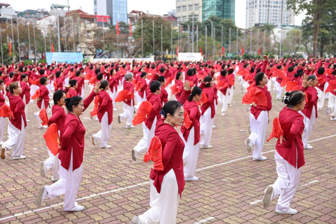 Điểm nhấn của chương trình là màn đồng diễn múa quạt dưỡng sinh trên nền nhạc “Việt Nam trên đường chúng ta đi”. Những động tác uyển chuyển nhưng dứt khoát, đều tăm tắp trong đội hình quy mô lớn đã tạo nên khung cảnh vừa mãn nhãn, vừa giàu năng lượng tích cực. Đặc biệt, sự góp mặt đầy năng lượng của các hội viên U70 - U80 không chỉ tạo nên khung cảnh rực rỡ, mà còn truyền cảm hứng về một lối sống chủ động, vui khỏe, đúng như tinh thần “Hoàng kim rực rỡ” mà Vinamilk Sure mong muốn đồng hành cùng cộng đồng người cao tuổi.