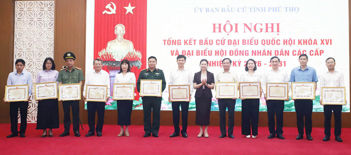 Phó Bí thư Tỉnh ủy, Chủ tịch Ủy ban MTTQ Việt Nam tỉnh Phú Thọ Bùi Thị Minh, trao Bằng khen của Chủ tịch UBND tỉnh cho các tập thể, cá nhân, đơn vị có thành tích xuất sắc trong công tác bầu cử vừa qua. Ảnh: VTV.