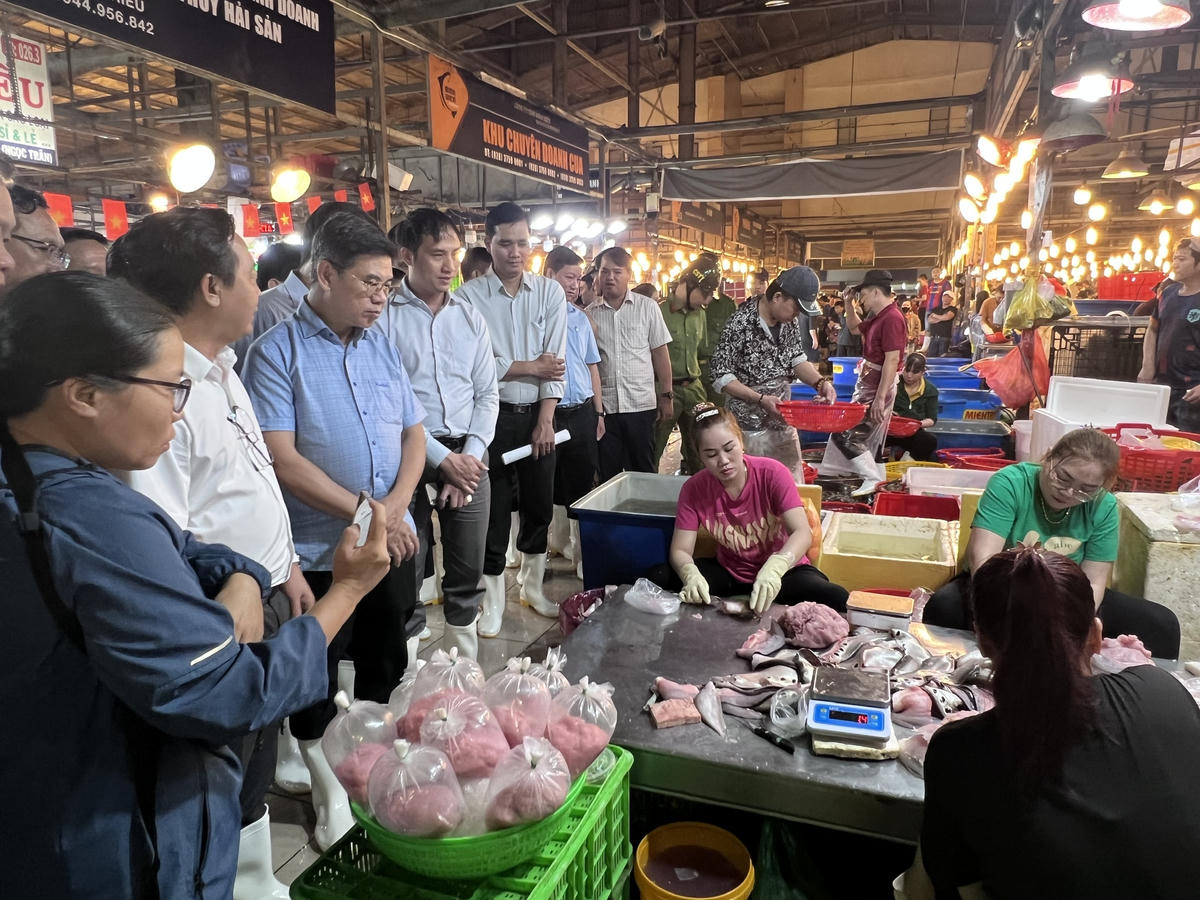 Kinh tế đêm không chỉ phát triển du lịch mà còn phát triển về mọi lĩnh vực, trong đó có cả thương mại. Ảnh: S.X