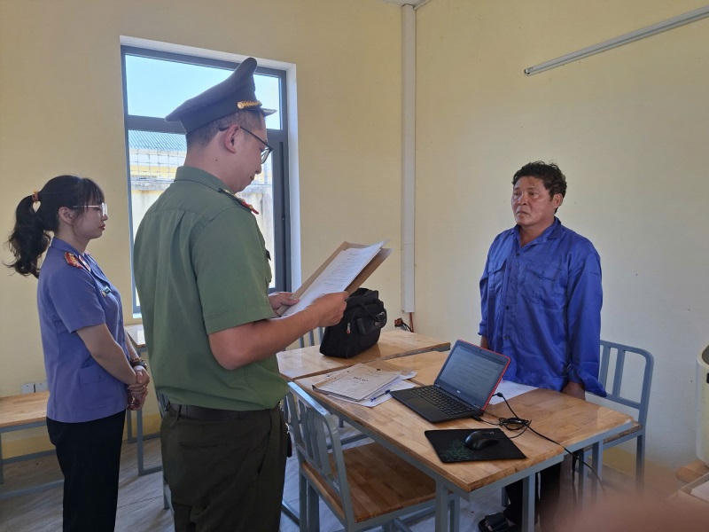 Lực lượng Công an tỉnh Quảng Ngãi đọc quyết định khởi tố đối tượng Đinh Sửu. Ảnh: CA Quảng Ngãi.