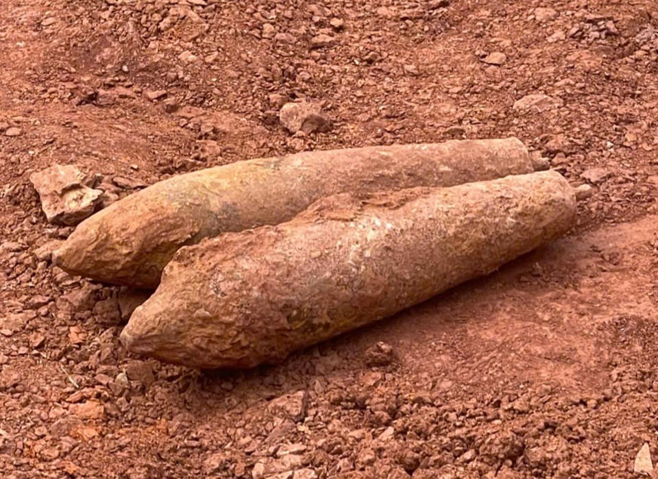 Hai quả bom có kích thước lớn được người dân phát hiện trong quá trình thi công hạ cốt nền. 