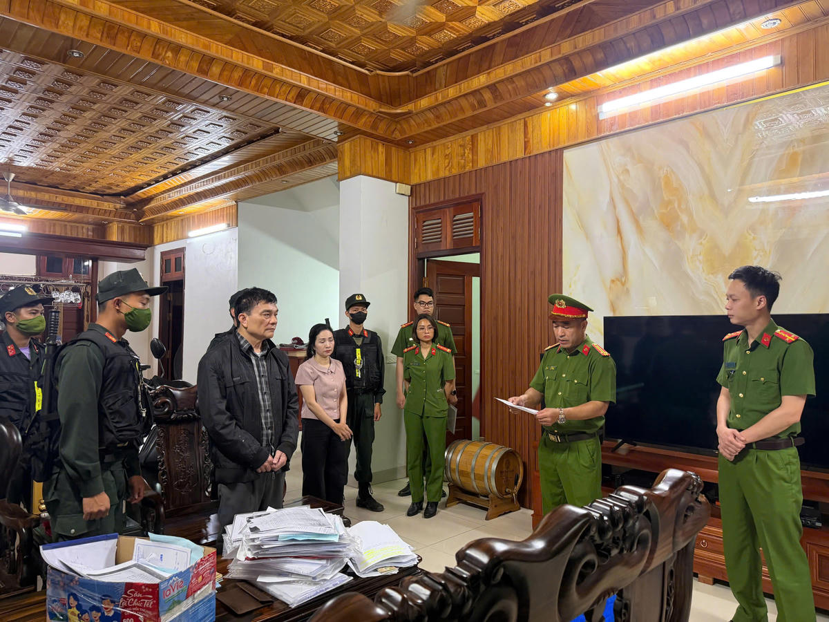 Công an đọc lệnh khởi tố và khám xét nơi ở của đối tượng Lý Công Sinh. Ảnh: CACC.