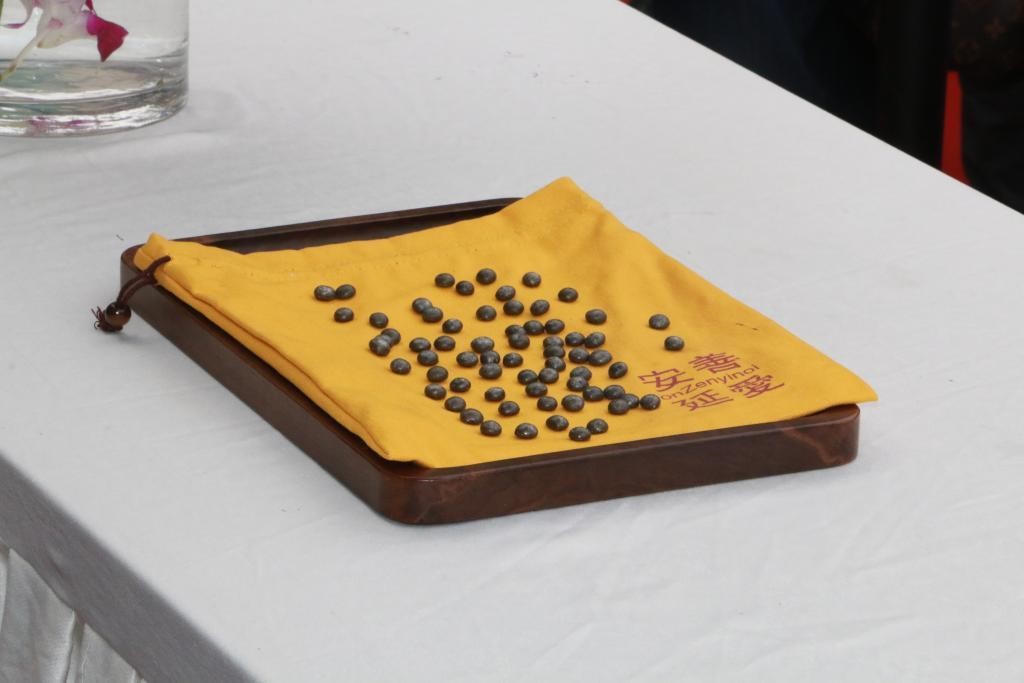 Ngọc được làm từ tro cốt của một phụ nữ đã khuất tại một nhà tang lễ ở Hàng Châu, tỉnh Chiết Giang, miền đông Trung Quốc. (Xinhua/Yu Yu)