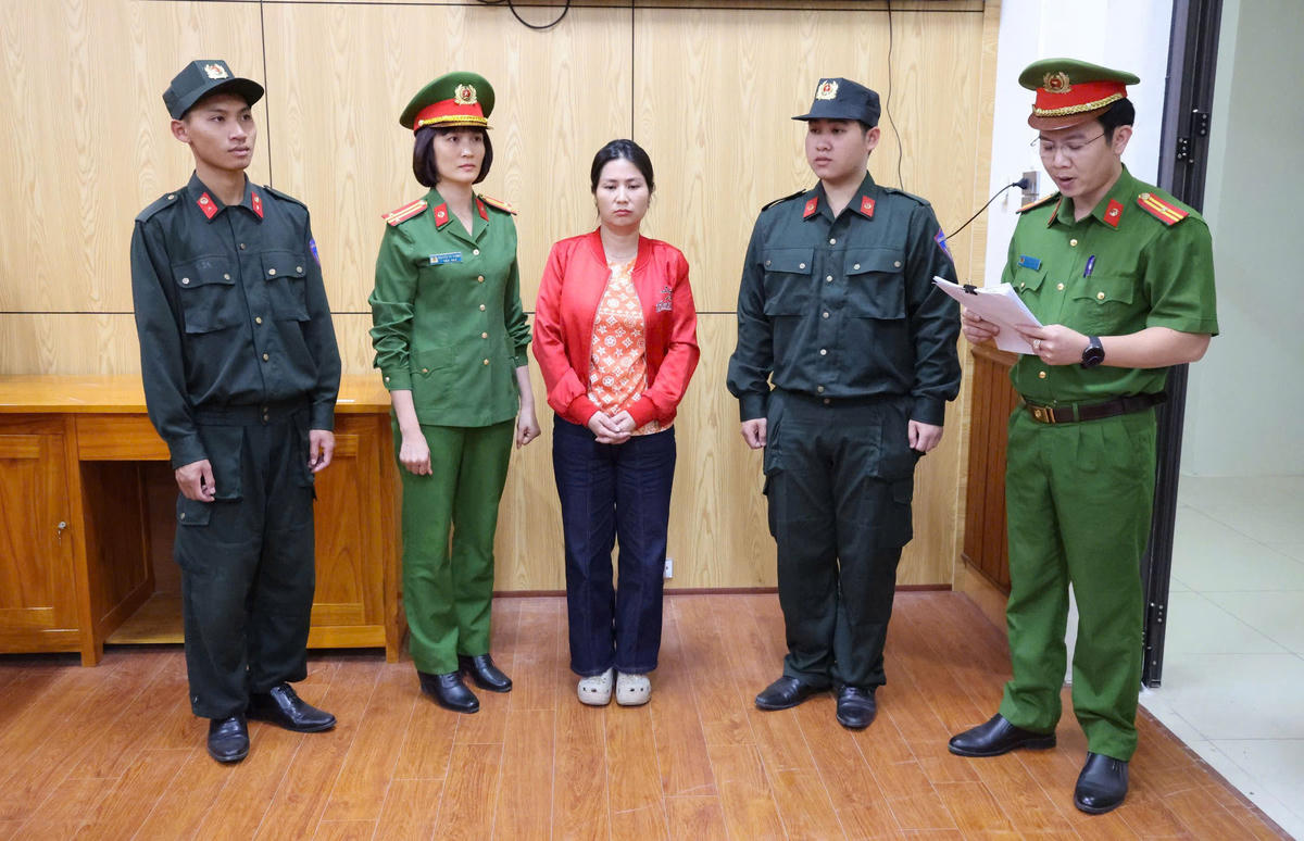 Công an tỉnh Phú Thọ ra Lệnh giữ người trong trường hợp khẩn cấp và Quyết định tạm giữ hình sự đối với Bùi Thị Sang. Ảnh: Công an tỉnh Phú Thọ.