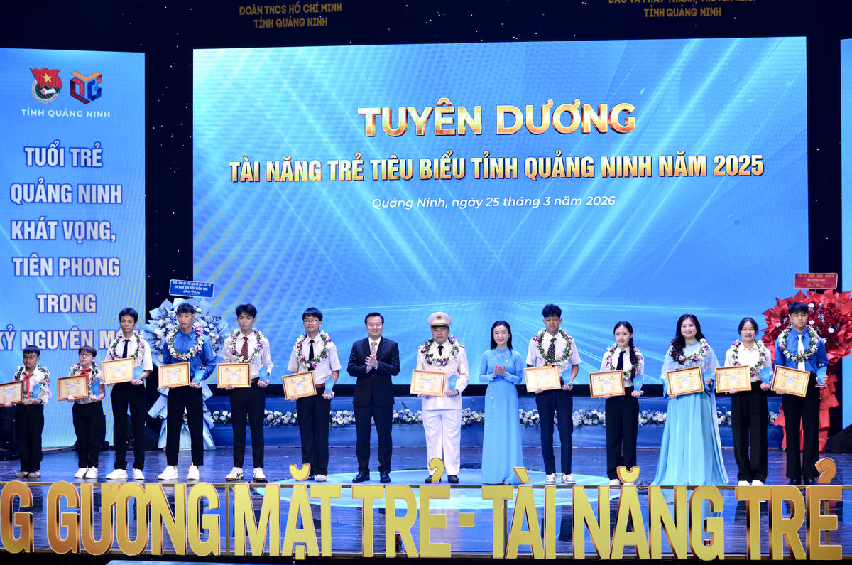 Phó Chủ tịch Ủy ban MTTQ Việt Nam tỉnh, Bí thư Tỉnh đoàn Quảng Ninh Nguyễn Phương Thảo và Giám đốc Báo và Phát thanh Truyền hình Quảng Ninh Nguyễn Thế Lãm tuyên dương, khen thưởng các tài năng trẻ tiêu biểu tỉnh Quảng Ninh năm 2025.