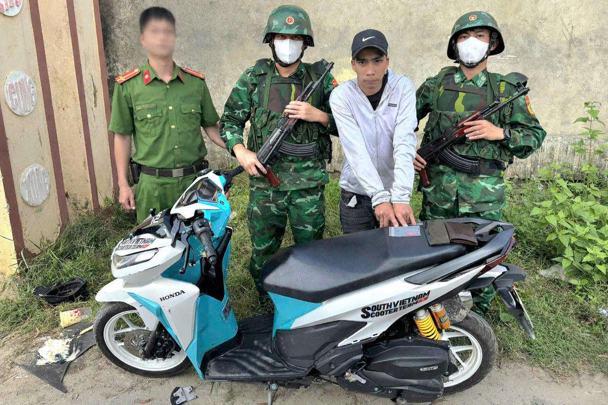 Đối tượng Nguyễn Văn Trọng bị lực lượng chức năng bắt quả tang cùng tang vật. Ảnh: BPQT.