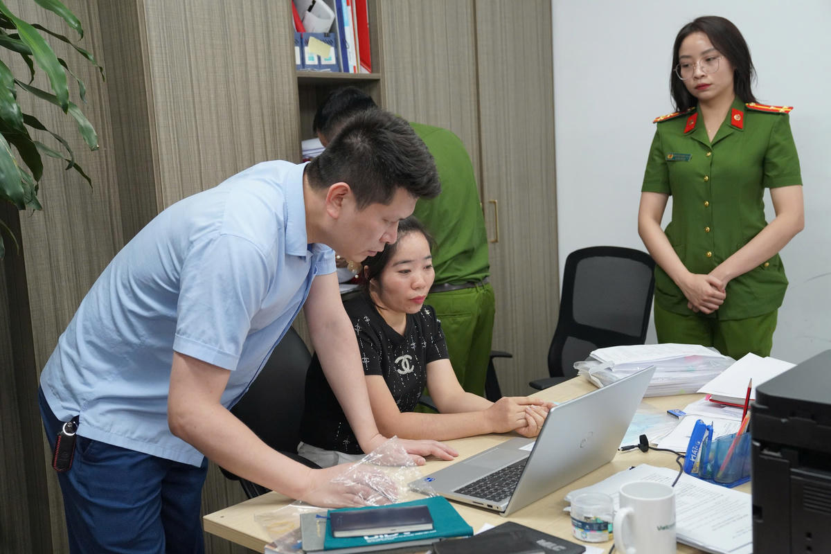 Nhiều tài liệu đã bị thu giữ. Ảnh: CACC.