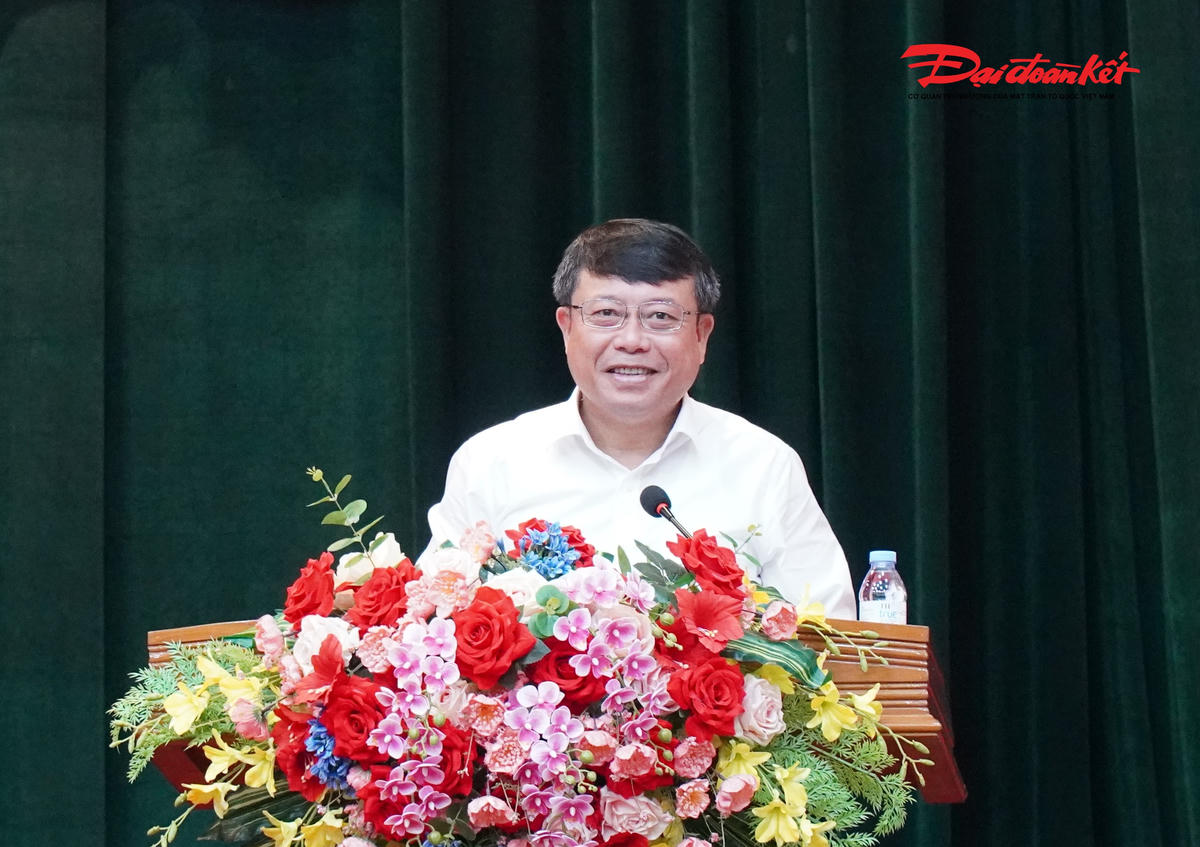 Phó Chủ tịch Thường trực HĐND tỉnh Hà Tĩnh Dương Tất Thắng thông tin kết quả bầu cử. Ảnh: HN.