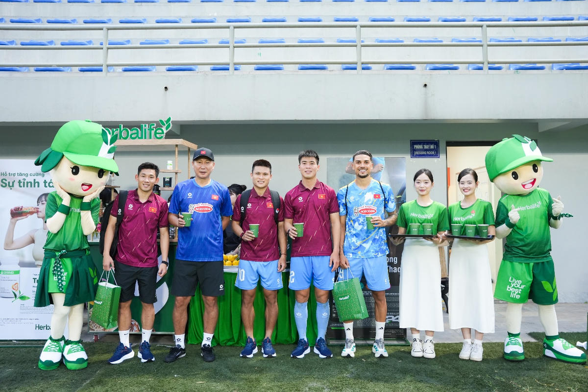 HLV Kim Sang Sik và các cầu thủ Việt Nam có buổi tập vào chiều 21/3/2026 giao lưu với người hâm mộ.