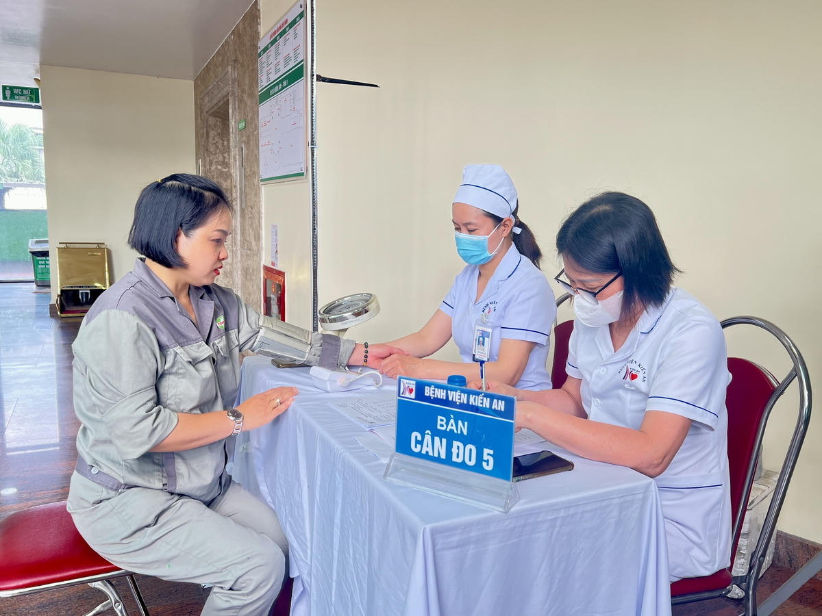 Người lao động Công ty Cổ phần Nhựa Thiếu niên Tiền Phong được khám sức khoẻ định kỳ.. 