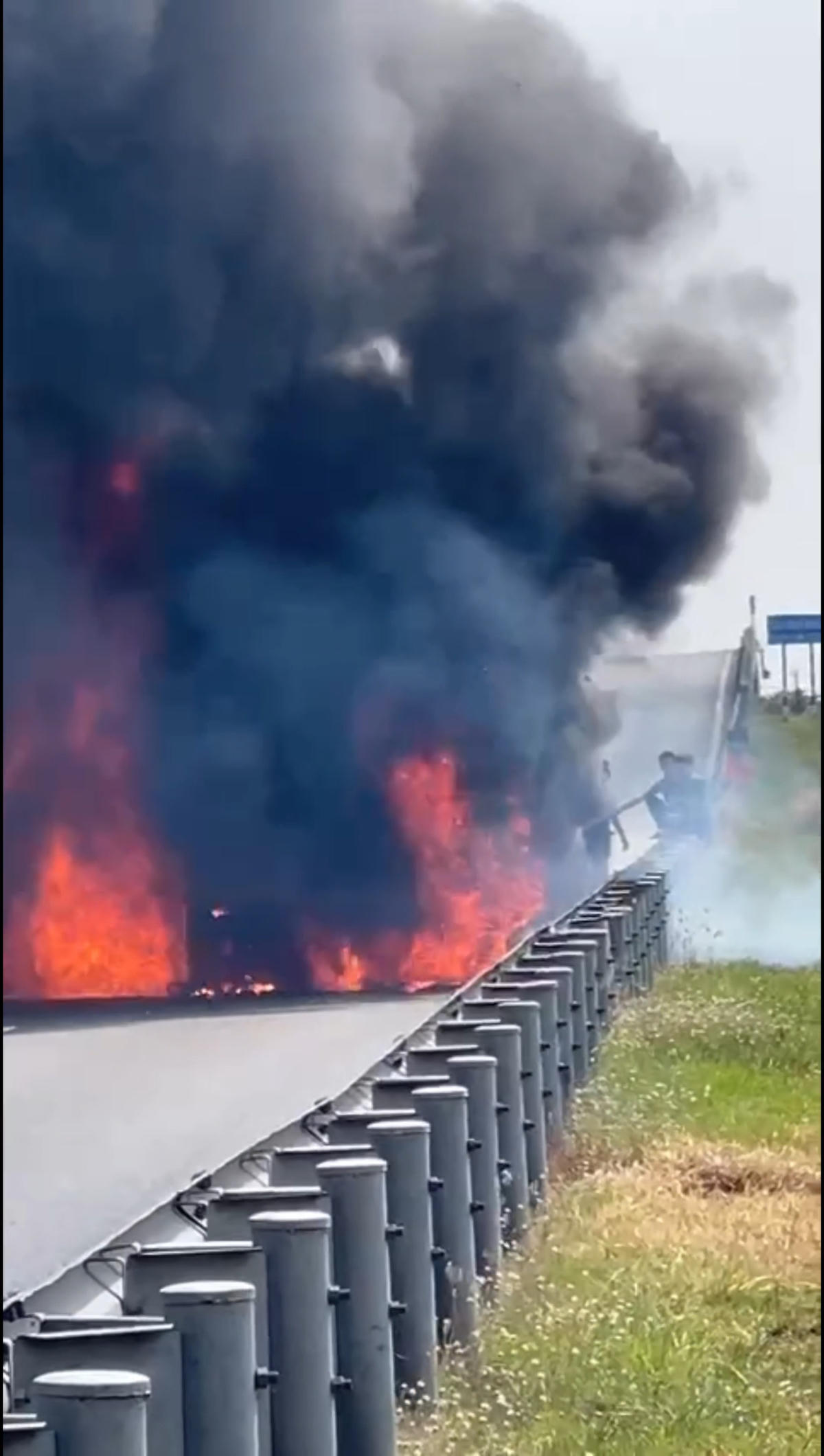 Xe đầu kéo bốc cháy trên cao tốc Trung Lương - Mỹ Thuận
