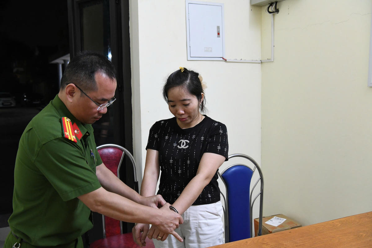 Cơ quan Cảnh sát điều tra Công an tỉnh Phú Thọ thi hành Lệnh giữ người trong trường hợp khẩn cấp đối với Nguyễn Thị Hằng. Ảnh: Công an tỉnh Phú Thọ.