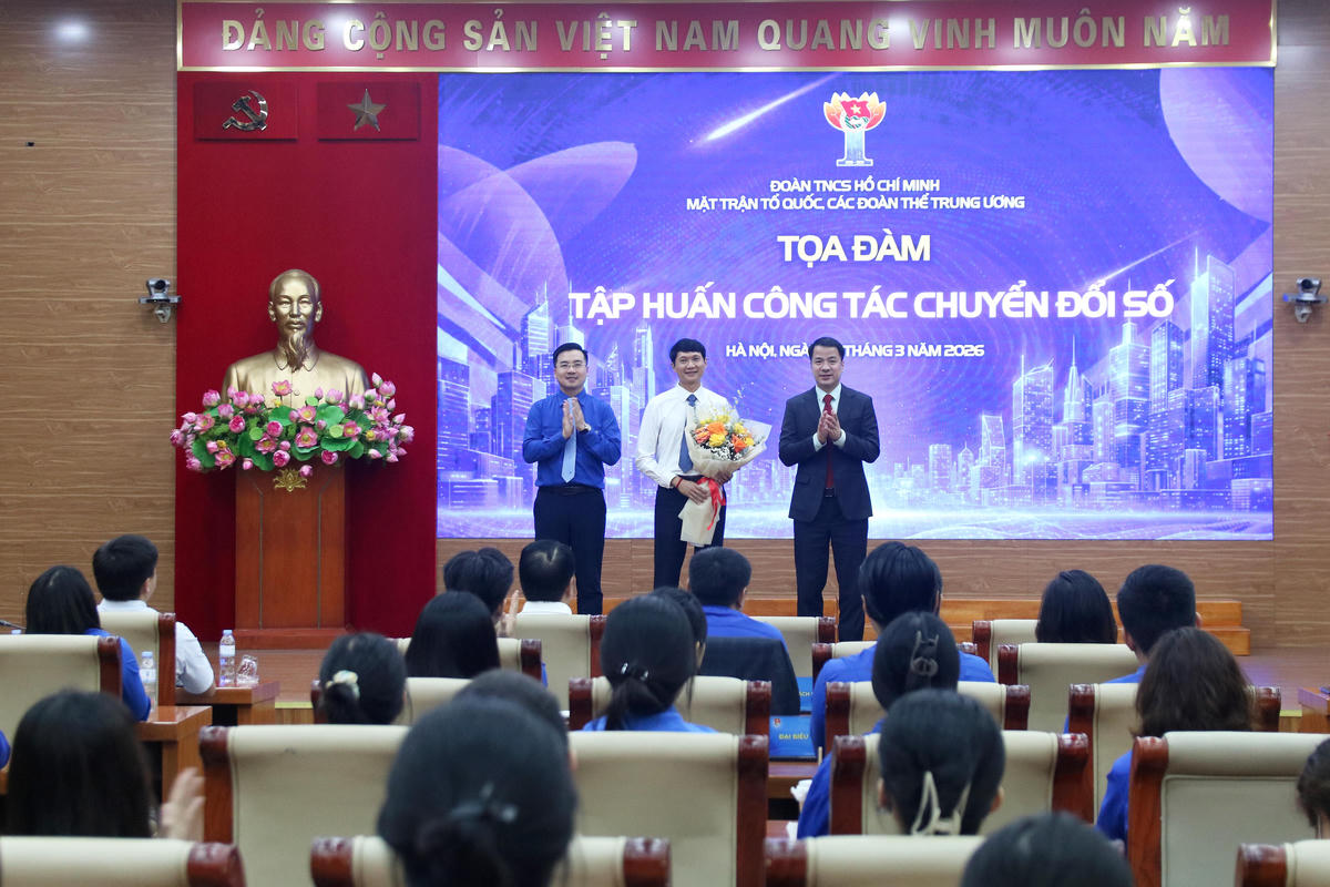 Phó Bí thư Đảng ủy MTTQ, các đoàn thể Trung ương Ngô Văn Cương tặng hoa cho các diễn giả tại Tọa đàm.