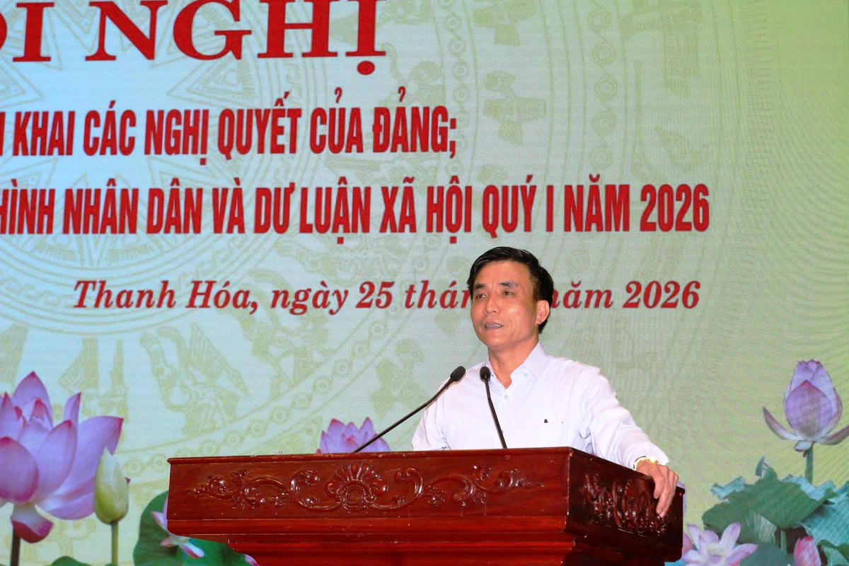 Đại diện lãnh đạo Ban Tuyên giáo và Dân vận Tỉnh ủy Thanh Hóa phổ biến và truyền đạt những nội dung liên quan đến tình hình chính trị, kinh tế, xã hội của tỉnh trong thời gian qua. Ảnh: Nguyễn Chung.