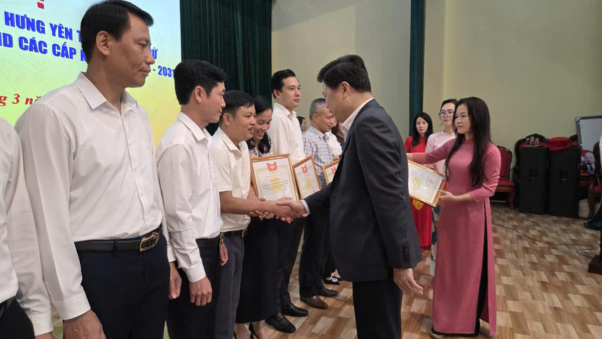 Phó Bí thư Thường trực Tỉnh ủy, Chủ tịch Ủy ban MTTQ Việt Nam tỉnh Hưng Yên Trần Quốc Toản trao bằng khen của Ủy ban MTTQ tỉnh cho các tập thể, cá nhân. Ảnh: Duy Hưng.