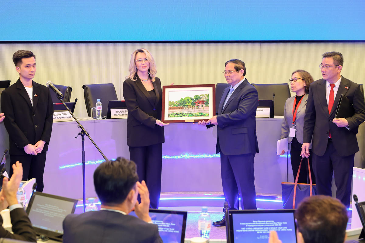 Thủ tướng tặng quà Trường Đại học Khoa học và Công nghệ Moscow - Ảnh: VGP/Nhật Bắc