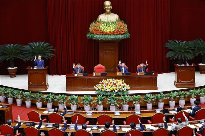 Đại biểu biểu quyết thông qua Nghị quyết Hội nghị lần thứ hai Ban Chấp hành Trung ương Đảng khoá XIV. Ảnh: Doãn Tấn/TTXVN