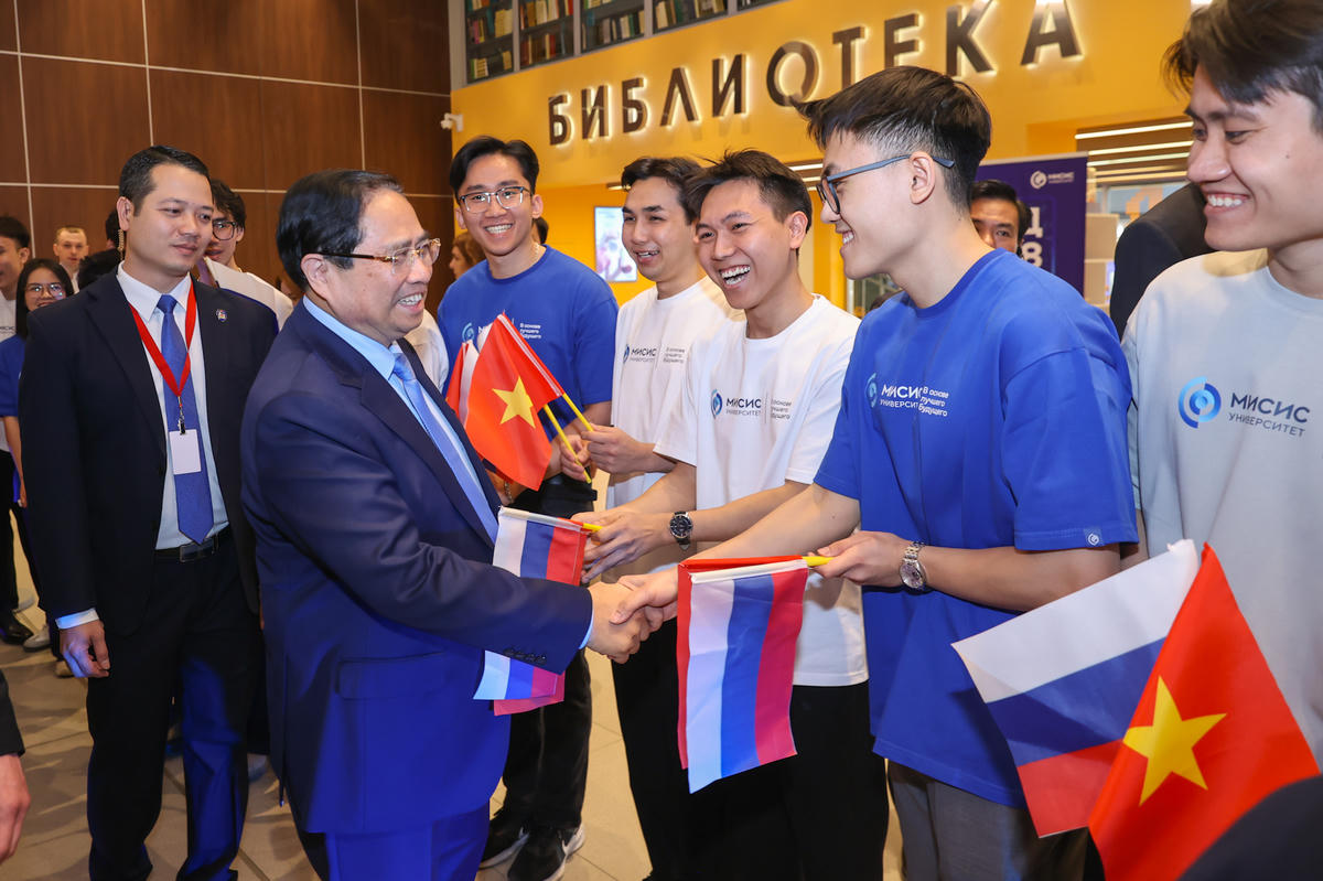 Thủ tướng Phạm Minh Chính với sinh viên Trường Đại học Khoa học và Công nghệ Moscow - Ảnh: VGP/Nhật Bắc