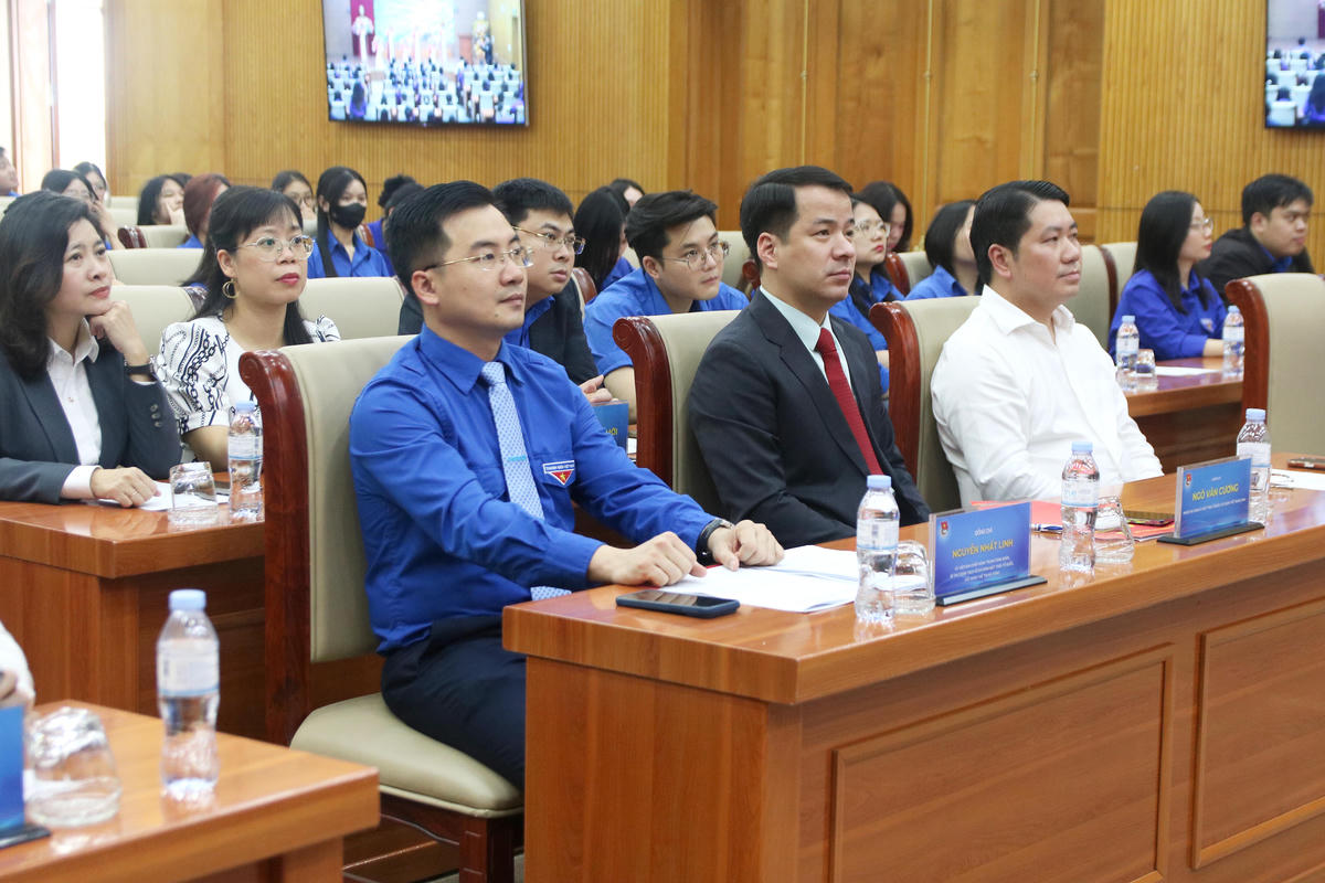 Phó Bí thư Đảng ủy MTTQ, các đoàn thể Trung ương Ngô Văn Cương; Bí thư Đoàn Thanh niên MTTQ, các đoàn thể Trung ương Nguyễn Nhất Linh và các đại biểu tham dự buổi lễ.