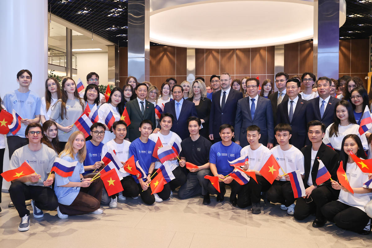 Thủ tướng Phạm Minh Chính và Phó Thủ tướng Trần Hồng Hà cùng lãnh đạo và sinh viên Trường Đại học Khoa học và Công nghệ Moscow - Ảnh: VGP/Nhật Bắc