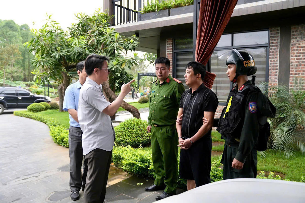 Lực lượng chức năng khám xét nơi ở của đối tượng Nguyễn Văn Thức. Ảnh: Công an tỉnh Phú Thọ.