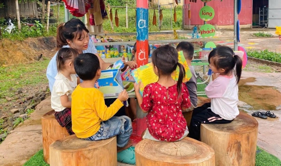 Cô giáo Lỳ Mì Lé và học trò ở điểm trường biên giới Huổi Lếch (xã Mường Toong, tỉnh Điện Biên). 	Ảnh: NVCC