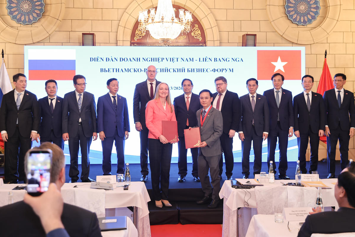 Thủ tướng Chính phủ Phạm Minh Chính chứng kiến trao văn kiện hợp tác giữa doanh nghiệp hai nước Việt Nam - Liên bang Nga trong lĩnh vực đường sắt, logistics - Ảnh: VGP/Nhật Bắc