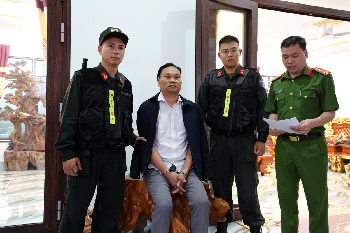 Bắt và khám xét nơi ở của đối tượng Lý Văn Hai. Ảnh: Công an tỉnh Phú Thọ.