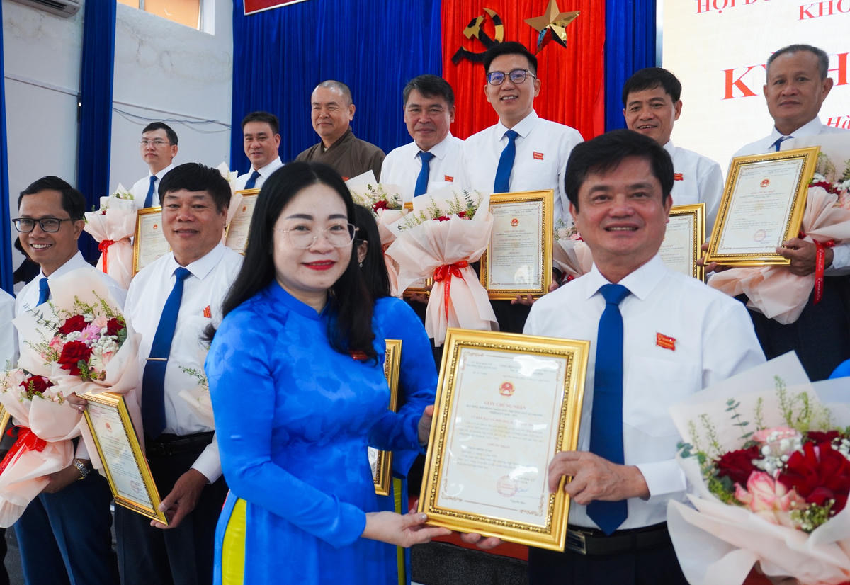 Bà Mai Thị Ánh Hồng, Bí thư Đảng ủy chúc mừng ông Nguyễn Hòa, Chủ tịch UBND phường. Ảnh: Như Ý.