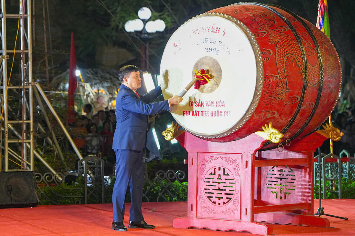 Lãnh đạo UBND phường Lê Chân gióng trống khai hội. Ảnh: PT.&nbsp;