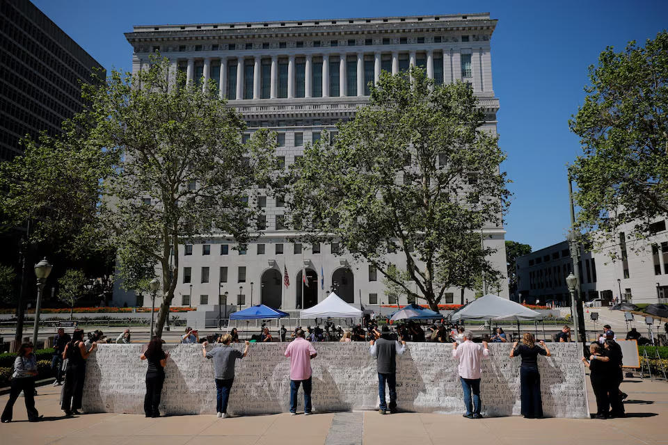 Các nguyên đơn và luật sư bên ngoài tòa án tại Los Angeles. Nguồn: Reuters.
