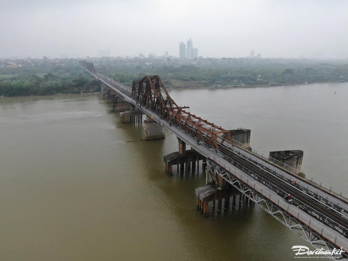 Hà Nội cấm xe máy qua cầu Long Biên trong 60 ngày để phục vụ sửa chữa&nbsp;đột xuất phần đường bộ hai bên cầu, đảm bảo an toàn cho tuyến đường sắt Hà Nội – Đồng Đăng.