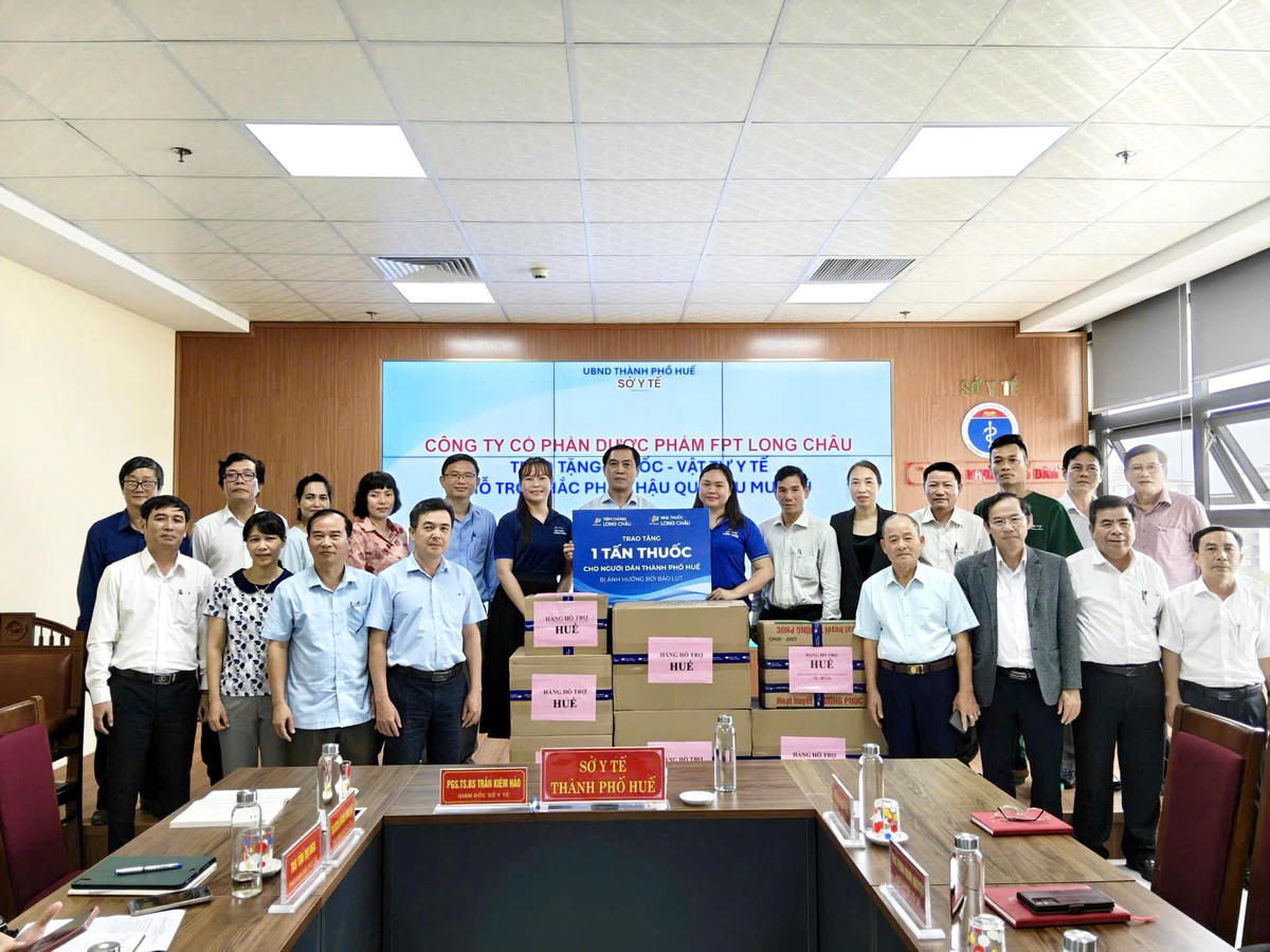 Hệ thống trao tặng thuốc và vật tư y tế thiết yếu cho người dân Huế chịu thiệt hại nặng nề do bão lũ.