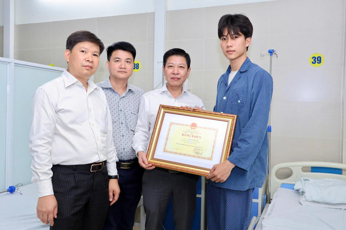 Sinh viên Nguyễn Lê Tú nhận Bằng khen của Bộ GDĐT.