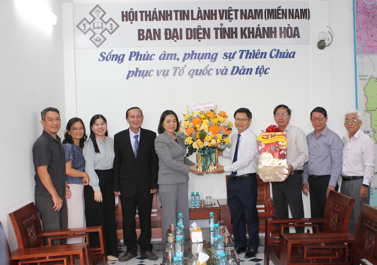 
Bà Trần Thu Mai, Phó Chủ tịch Thường trực, Uỷ ban Mặt Mặt trận Tổ quốc Việt Nam tỉnh Khánh Hòà cùng đoàn công tác tặng hoa chúc mừng Ban Đại diện Hội thánh Tin lành Việt Nam (miền Nam) tại tỉnh Khánh Hòa nhân dịp lễ Phục sinh 2026. Ảnh X.H 
