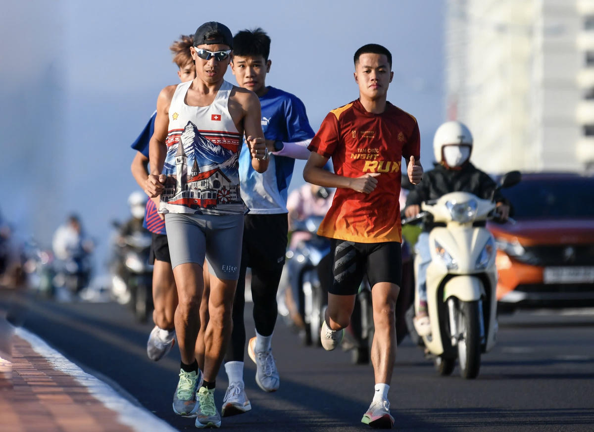 Các vận động viên đang chạy thử đường đua.