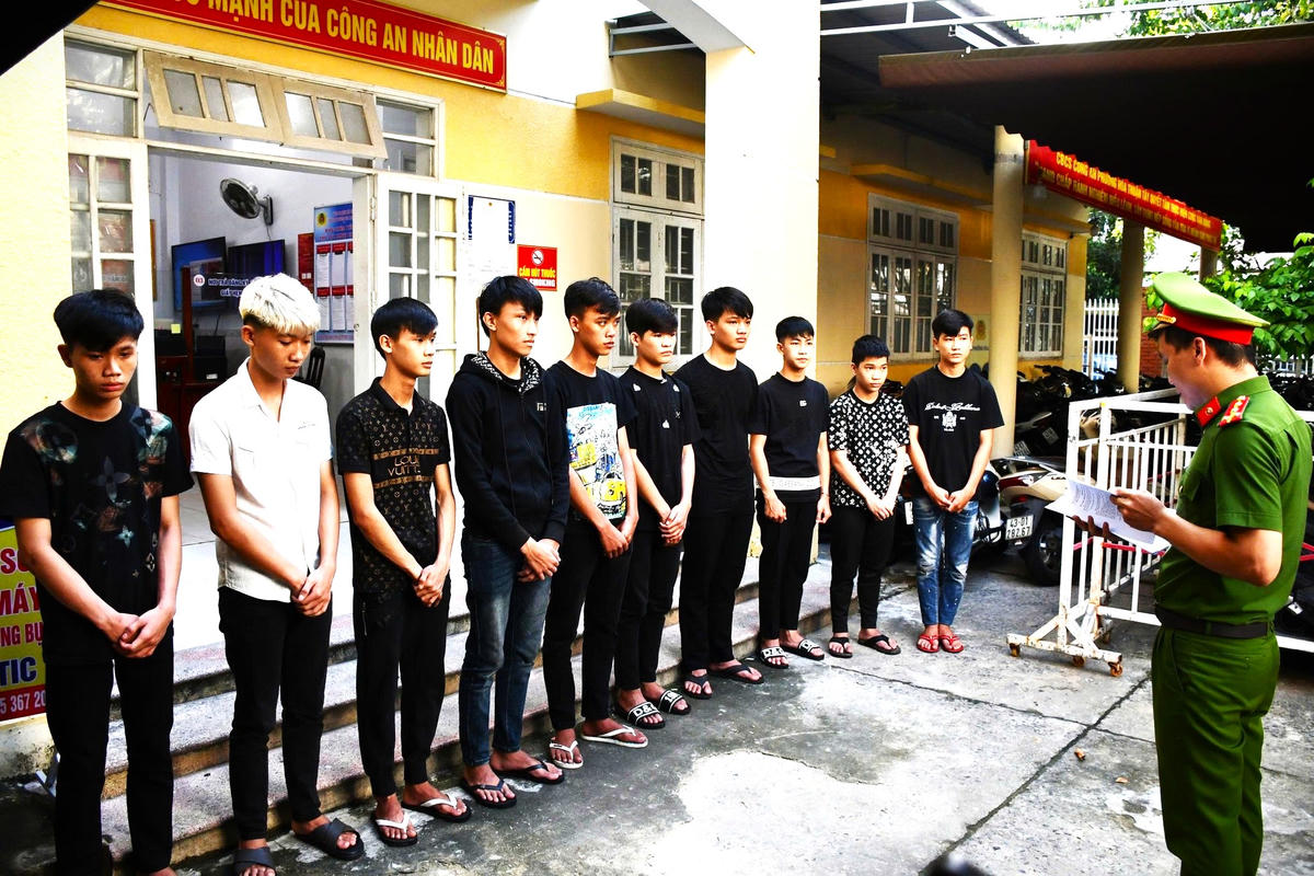 Công an TP Đà Nẵng xử lý nhóm thanh niên điều khiển xe máy, mang theo nhiều hung khí di chuyển trên đường phố Đà Nẵng. Ảnh: K.H.