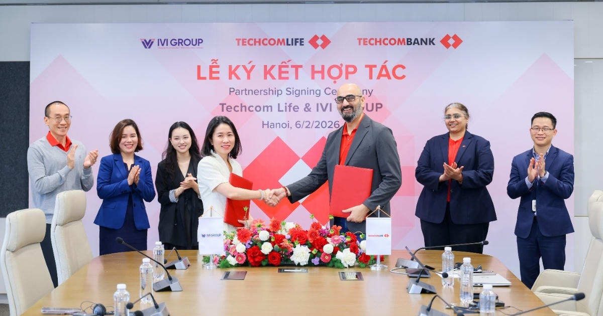 Đại diện Techcom Life và IVI Group ký kết hợp tác phát triển dịch vụ chăm sóc sức khỏe số tích hợp trong bảo hiểm nhân thọ.