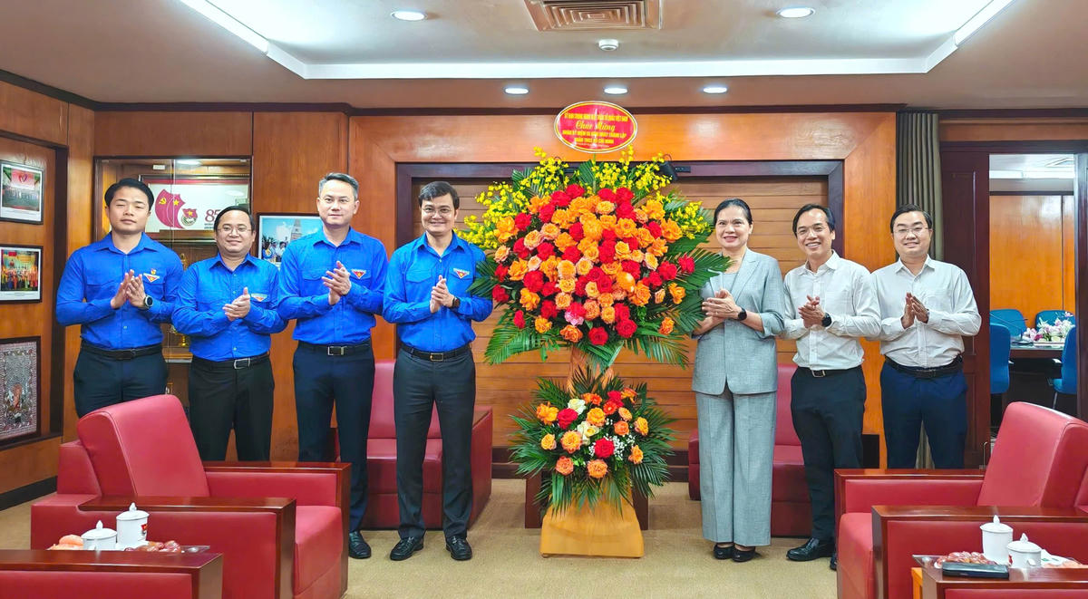 Ủy viên Trung ương Đảng, Phó Chủ tịch – Tổng Thư ký Ủy ban Trung ương MTTQ Việt Nam Hà Thị Nga tặng hoa chúc mừng Trung ương Đoàn.