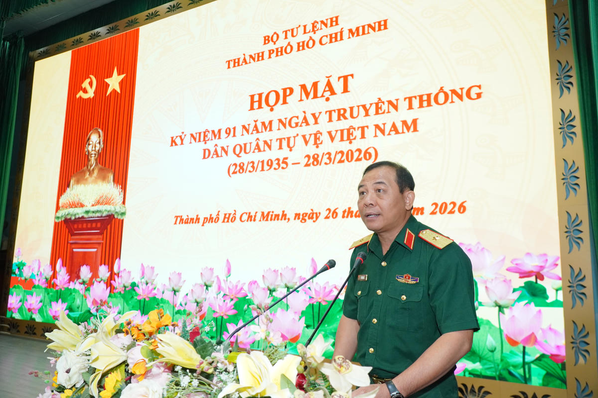 Thiếu tướng Vũ Văn Điền, Tư lệnh Bộ Tư lệnh Thành phố phát biểu tại buổi họp mặt. Ảnh: Kim Trường.