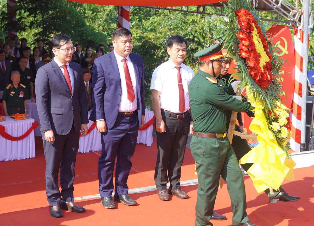 Lãnh đạo TP Đà Nẵng dâng hoa tại&nbsp;Bia di tích Chiến thắng Đồn Xã Đốc. Ảnh: CV.