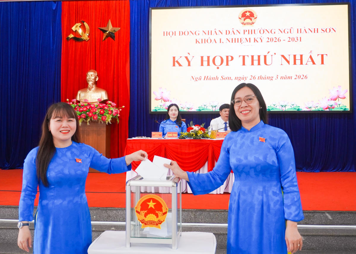 Các đại biểu HĐND phường đã tiến hành bỏ phiếu bầu các chức danh chủ chốt bằng hình thức bỏ phiếu kín theo đúng quy định. Ảnh: Như Ý.