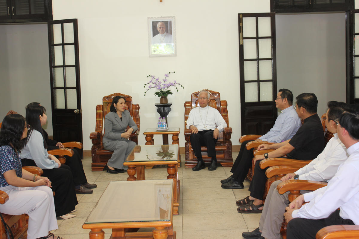 Bà Trần Thu Mai, Phó Chủ tịch Thường trực, Uỷ ban Mặt Mặt trận Tổ quốc Việt Nam tỉnh Khánh Hòà, thông tin một số kết quả kinh tế - xã hội nổi bật của địa phương trong thơi gian qua với Tòa Giám mục Giáo phận Nha Trang. Ảnh X.H

